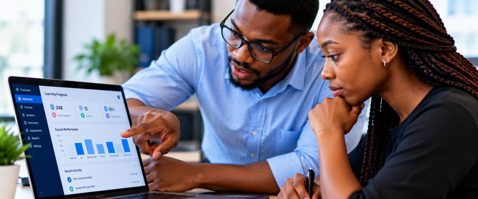 Une formatrice présente une plateforme d’apprentissage à un client
